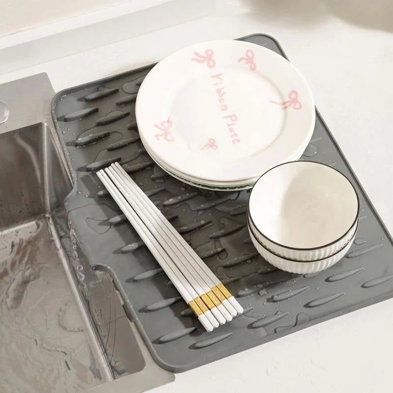 💥No-Spill Silicone Worktop Saver – Heat-Resistant & Non-Slip Mat for Drip-Free Drying💥