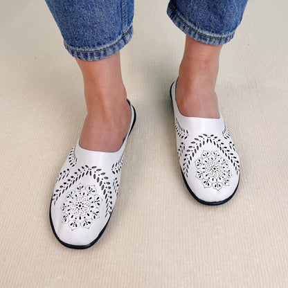 Loose-fitting slippers with a floral cutout, suitable for all foot types